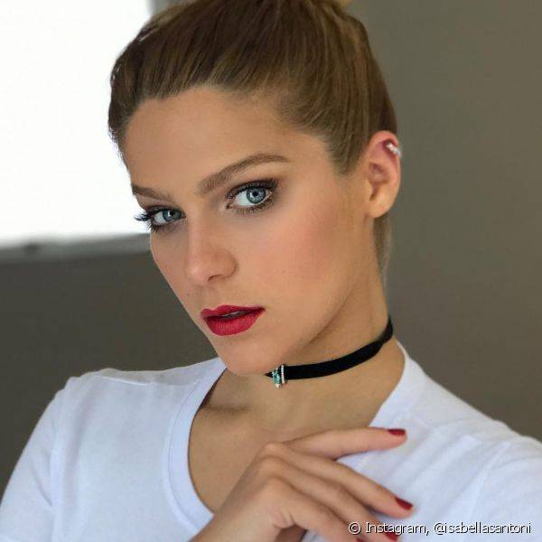 Red lips e unhas vermelhas deixaram o visual de Isabella Santoni super cl?ssico e ousado (Foto: Instagram @isabellasantoni)